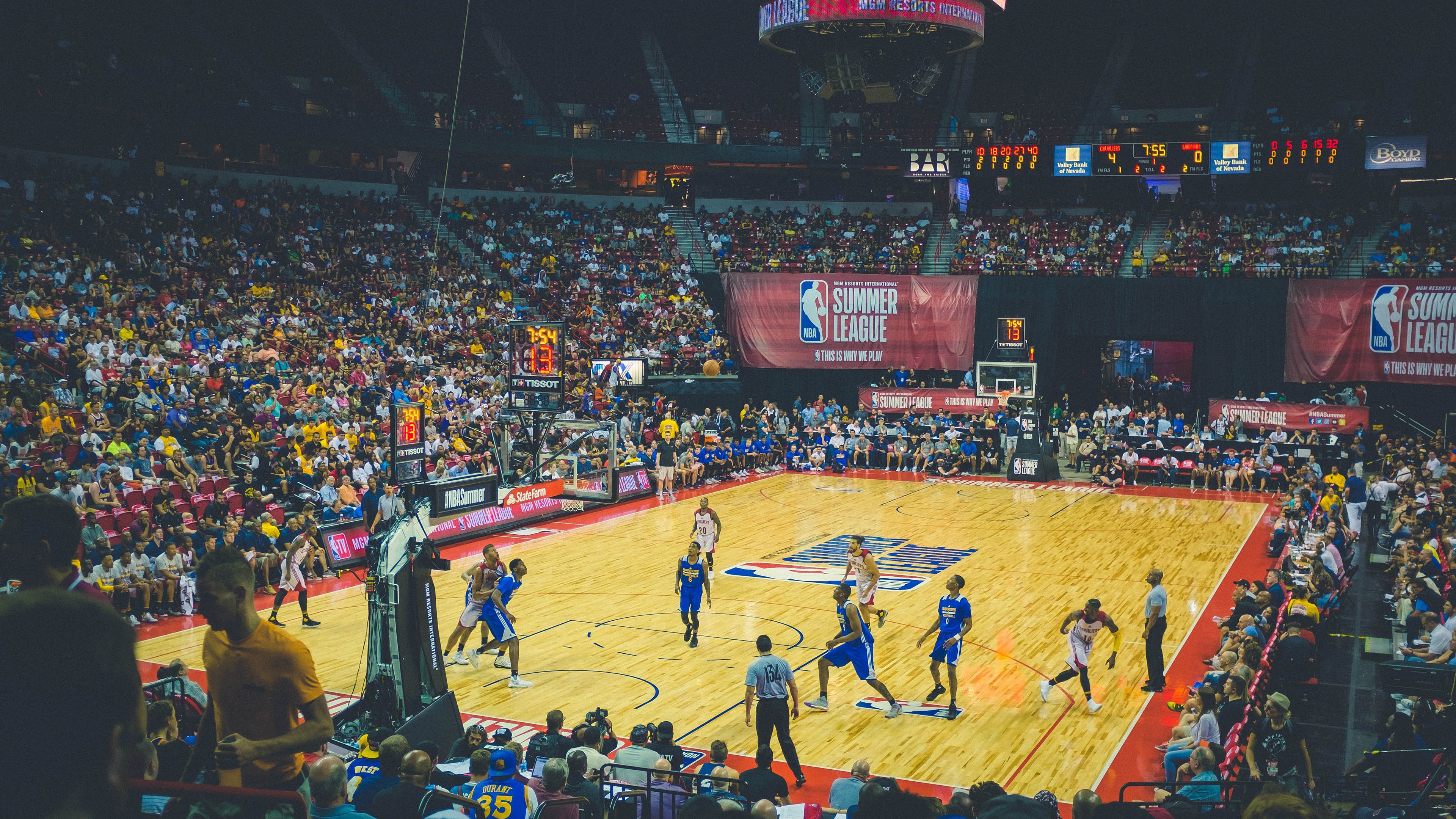 李娜亮相国际赛事支持中国小将登场，李娜战绩